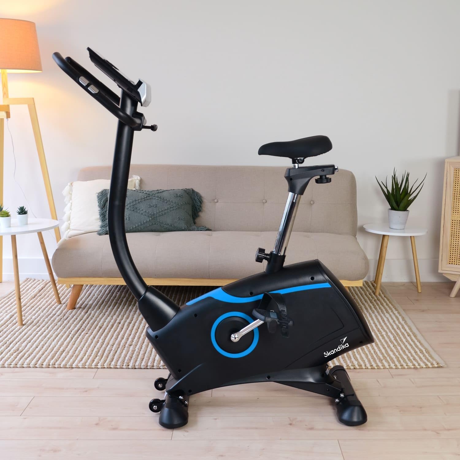 Skandika Ergometer Fahrrad Atlantis | Heimtrainer mit App Steuerung (Kinomap, iConsole), Bluetooth, 10kg Schwungmasse, Puls und Körperfettmessung, 32 Stufen, geräuscharm, Transportrollen | bis 150kg
