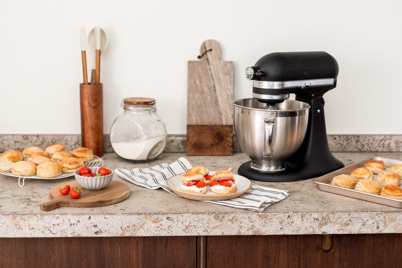 KitchenAid 4,8 L 5KSM175 Artisan Küchenmaschine Meatlover mit Ganzmetall- Fleischwolf