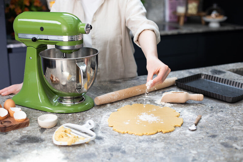 KitchenAid 4,8 L 5KSM175 Artisan Küchenmaschine Beginnerset mit Gemüseschneider